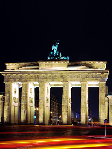 Brandenburger Tor mit Straßenverkehr Foto 