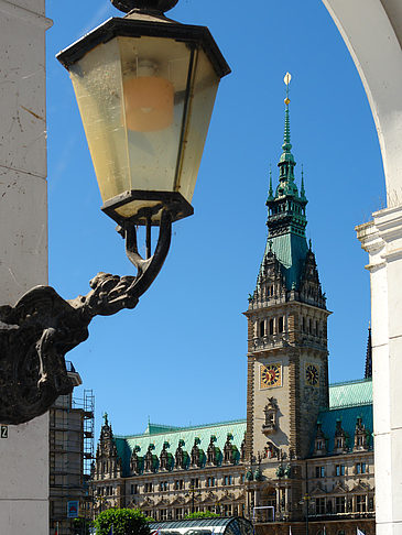 Blick durch die Bögen der Alster Arkaden auf das Rathaus - Hamburg (Hamburg)