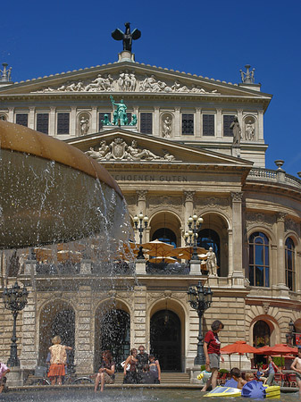 Alte Oper mit Brunnen