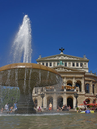 Alte Oper mit Brunnen Foto 