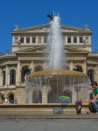 Foto Alte Oper mit Brunnen