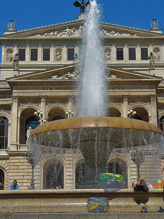 Fotos Alte Oper mit Brunnen