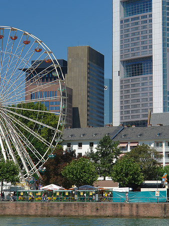 Commerzbank mit Riesenrad Foto 