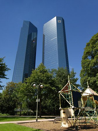 Foto Deutsche Bank mit Spielplatz - Frankfurt am Main