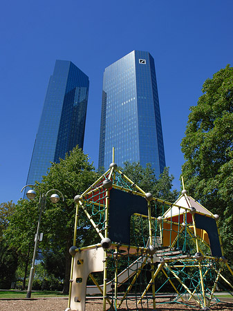 Deutsche Bank mit Spielplatz