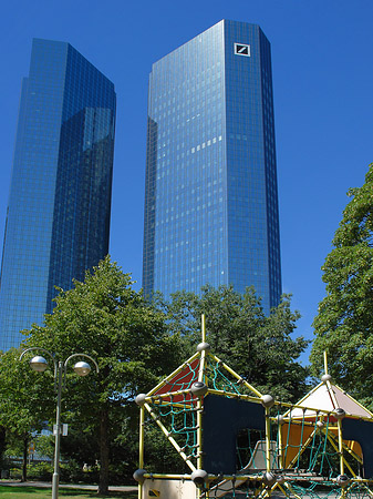 Deutsche Bank mit Spielplatz Fotos