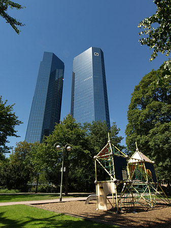 Foto Deutsche Bank mit Spielplatz