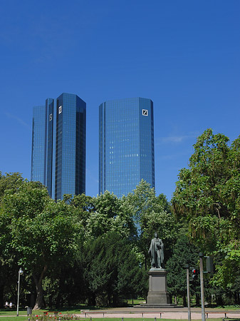 Deutsche Bank mit Statue