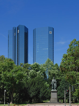 Foto Deutsche Bank mit Statue - Frankfurt am Main