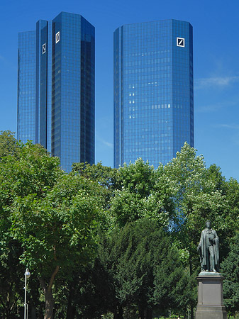 Deutsche Bank mit Statue