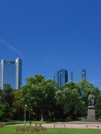 Fotos Trianon hinter Schillerstatue | Frankfurt am Main