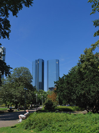 Deutsche Bank mit Weg Fotos