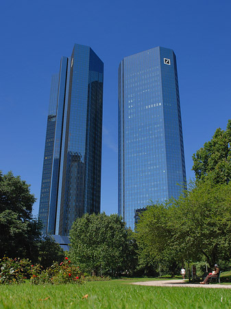 Deutsche Bank mit Weg Foto 