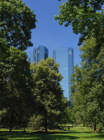 Deutsche Bank mit Wiese Foto 