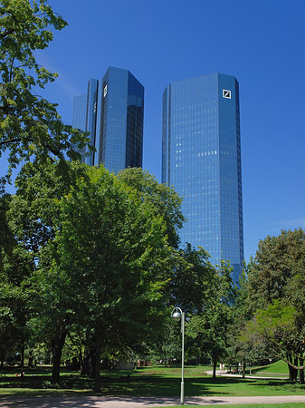 Deutsche Bank mit Wiese Fotos