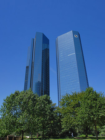 Deutsche Bank mit Wiese Foto 