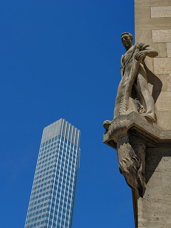 Foto Eurotower mit Häusern - Frankfurt am Main