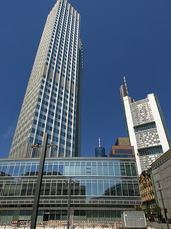 Foto Eurotower hinter Schauspiel Frankfurt