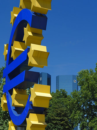 Foto Eurozeichen mit Bäumen - Frankfurt am Main