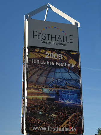 Festhalle mit Schild