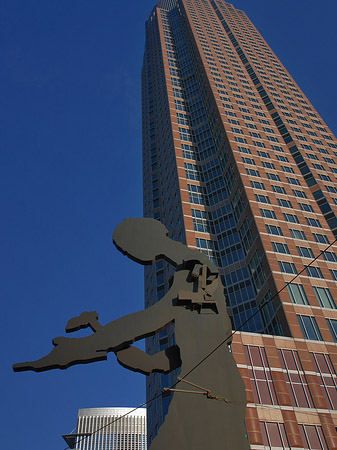 Hammering Man am Fuß der Messe Fotos