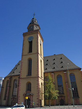 Foto Katharinenkirche mit Straße - Frankfurt am Main