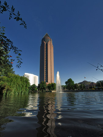 Messeturm mit Ludwig-Erhard-Anlage