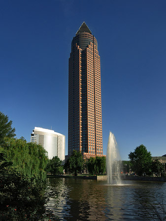 Foto Messeturm mit Ludwig-Erhard-Anlage - Frankfurt am Main