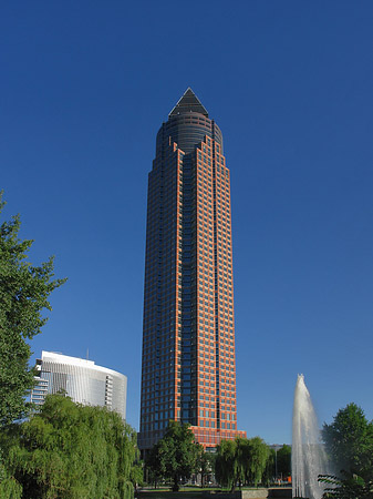 Messeturm mit Ludwig-Erhard-Anlage