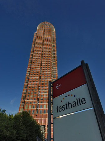 Foto Messeturm mit Festhallenschild