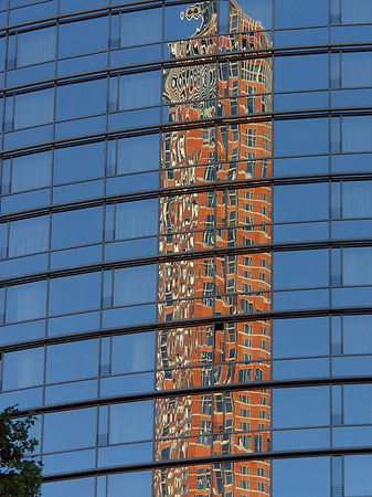 Foto Spiegelung des Messeturms - Frankfurt am Main