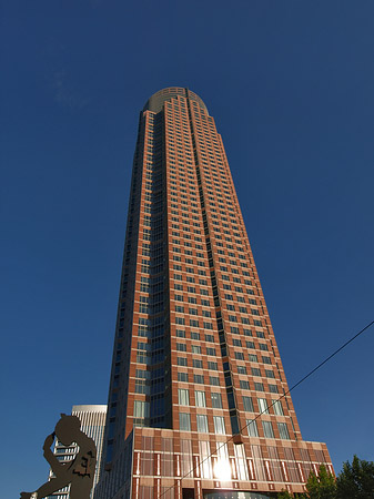 Messeturm mit Hammering Man - Hessen (Frankfurt am Main)