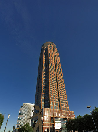 Messeturm mit Hammering Man - Hessen (Frankfurt am Main)