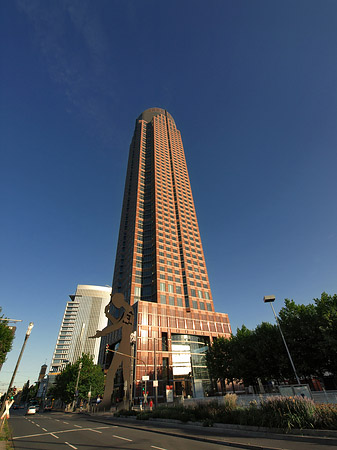 Messeturm mit Hammering Man - Hessen (Frankfurt am Main)