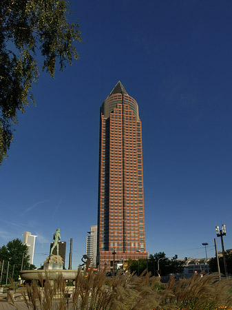 Fotos Messeturm auf Wiese