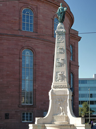 Paulskirche hinter Statue - Hessen (Frankfurt am Main)