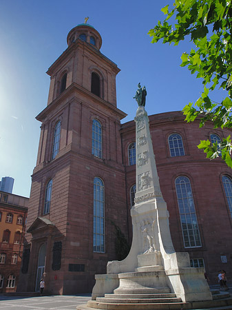 Paulskirche mit Statue Foto 