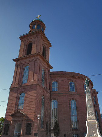 Paulskirche mit Statue Foto 