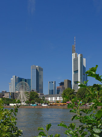 Skyline von Frankfurt mit Riesenrad Foto 