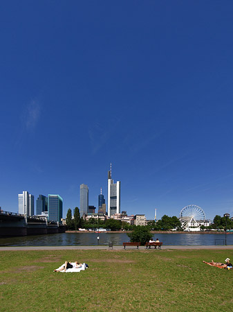 Skyline von Frankfurt mit Sachsenhausener Ufer - Hessen (Frankfurt am Main)