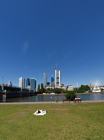 Skyline von Frankfurt mit Sachsenhausener Ufer - Hessen (Frankfurt am Main)