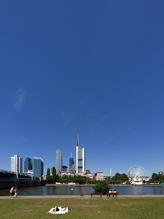 Skyline von Frankfurt mit Sachsenhausener Ufer - Hessen (Frankfurt am Main)