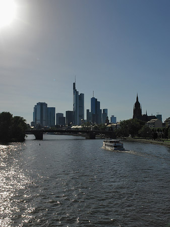 Skyline von Frankfurt mit Schiff Fotos