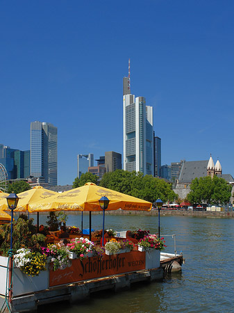 Foto Skyline von Frankfurt mit Schöfferhofer Weizen - Frankfurt am Main