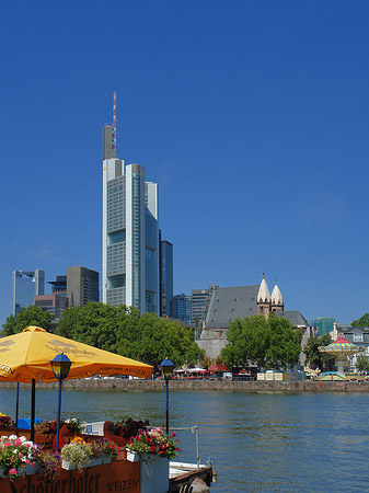 Skyline von Frankfurt mit Schöfferhofer Weizen - Hessen (Frankfurt am Main)