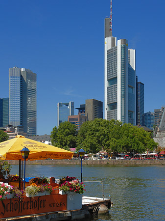 Skyline von Frankfurt mit Schöfferhofer Weizen - Hessen (Frankfurt am Main)