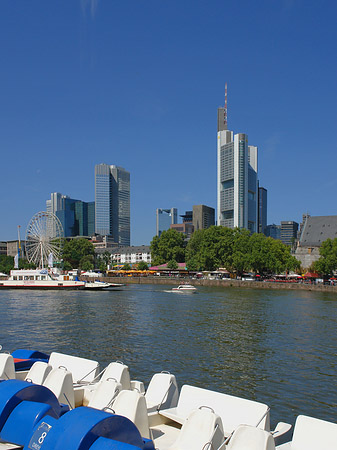 Foto Skyline von Frankfurt mit Tretbooten - Frankfurt am Main