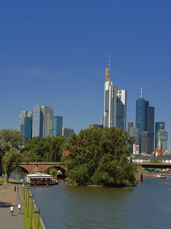 Skyline von Frankfurt mit Ufer - Hessen (Frankfurt am Main)