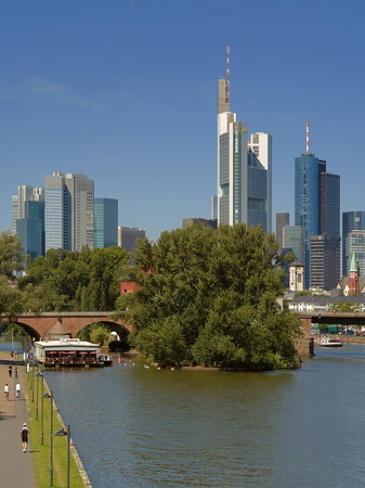 Skyline von Frankfurt mit Ufer - Hessen (Frankfurt am Main)