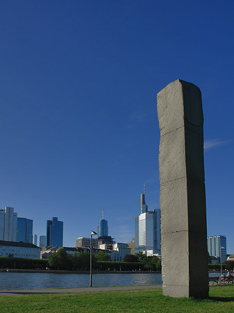 Foto Obelisk vor Städelsches Kunstinstitut